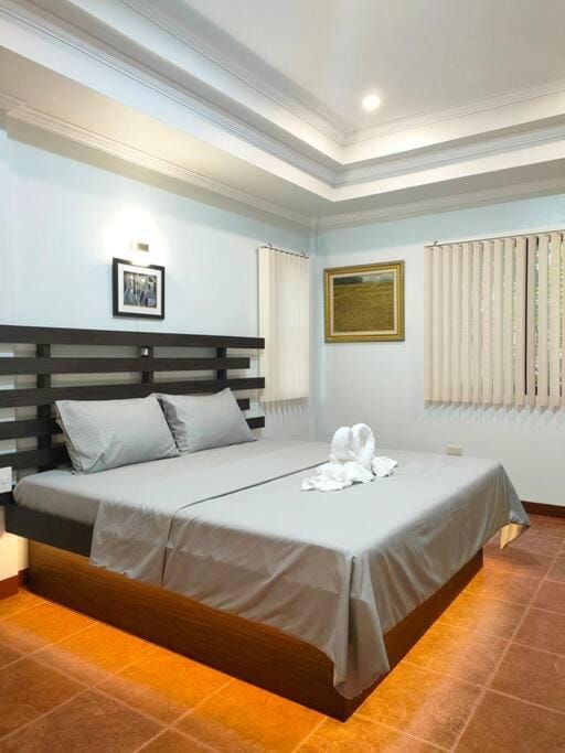 Bed, TV and multimedia, Bedroom, towels