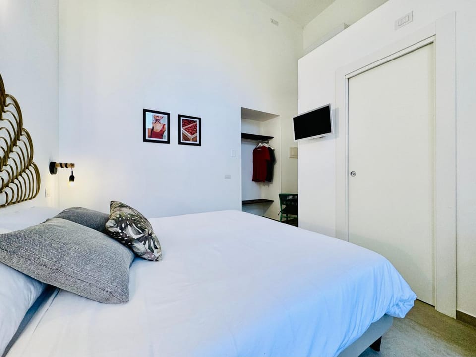 Bed, TV and multimedia, Photo of the whole room, Bedroom