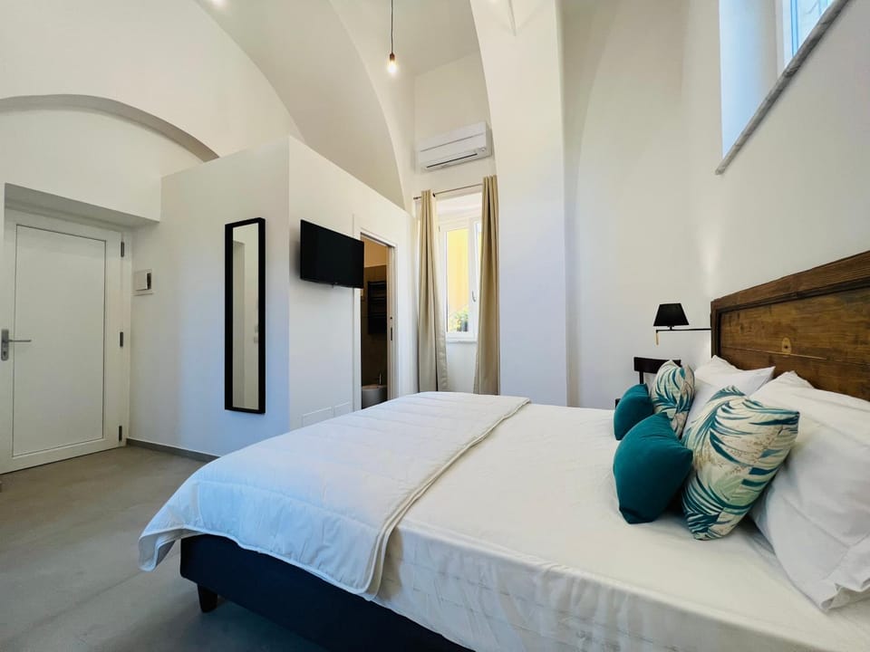 Bed, Photo of the whole room, Bedroom, air conditioner