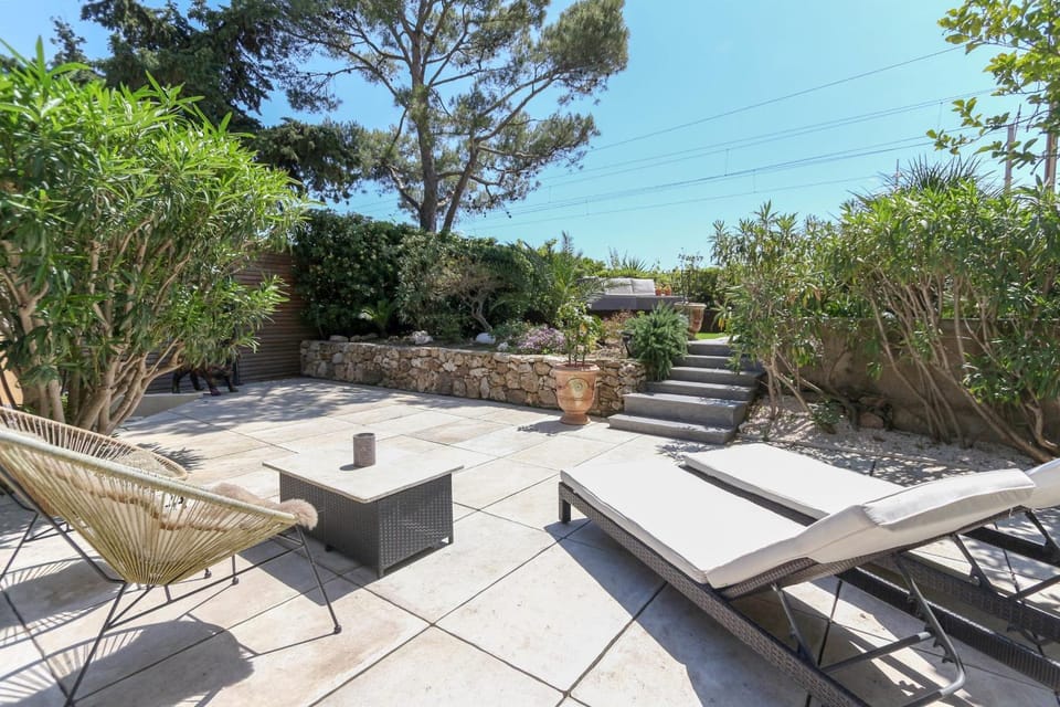 Superb 3BR with AC Sea view private Garden PARKING- BENAKEY Apartment in Cannes