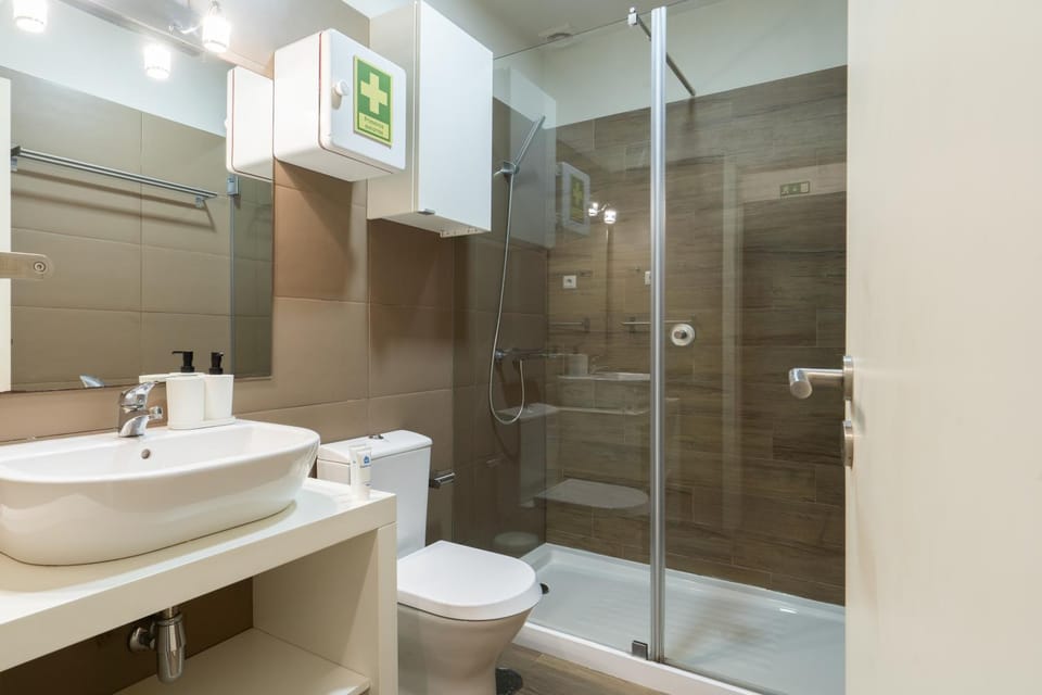 Shower, Toilet, Bathroom, towels