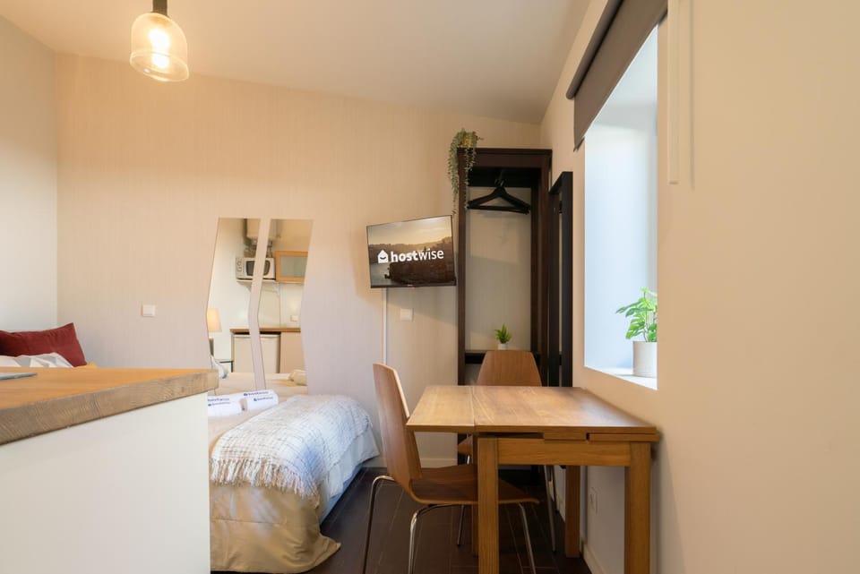 Bed, TV and multimedia, Dining area, Bedroom