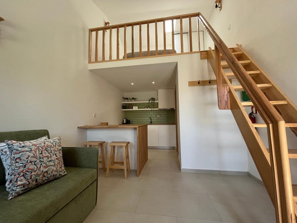 Kitchen or kitchenette, Living room, Seating area, Dining area