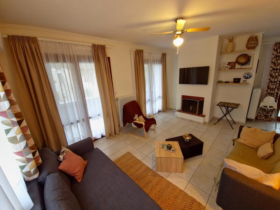 Communal lounge/ TV room, TV and multimedia, Living room, Seating area, Evening entertainment, fireplace