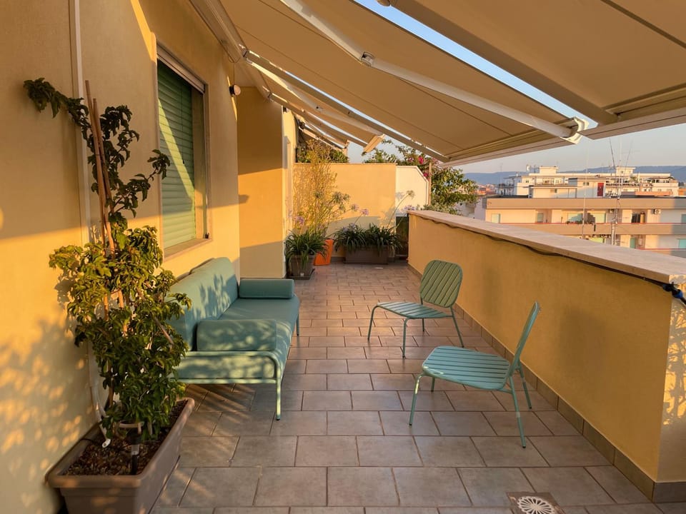 Property building, Patio, Balcony/Terrace, Balcony/Terrace
