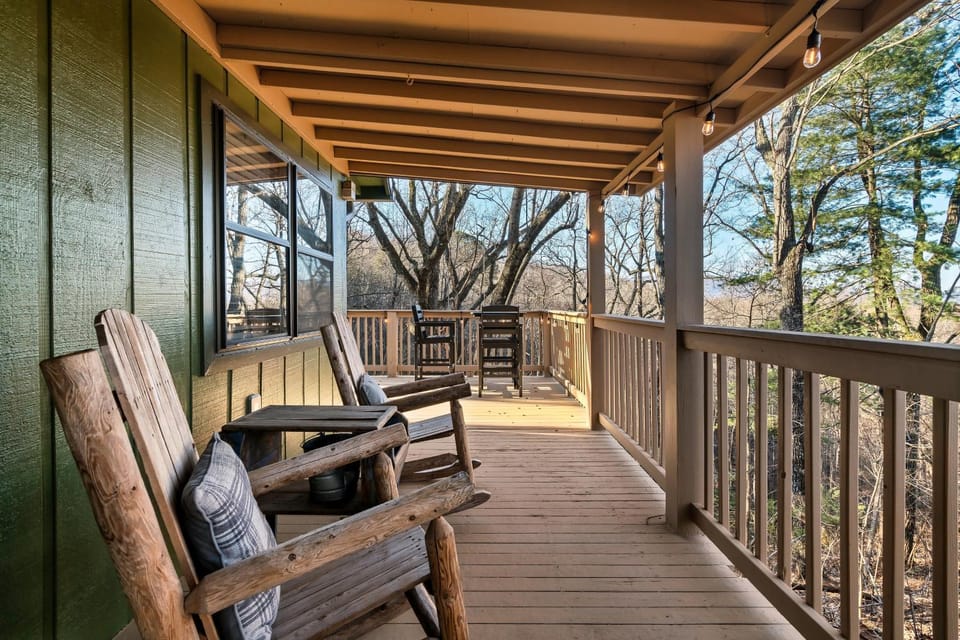 Cabin with Spectacular View with HOT TUB in the Smoky MTNS Cabin in Gatlinburg