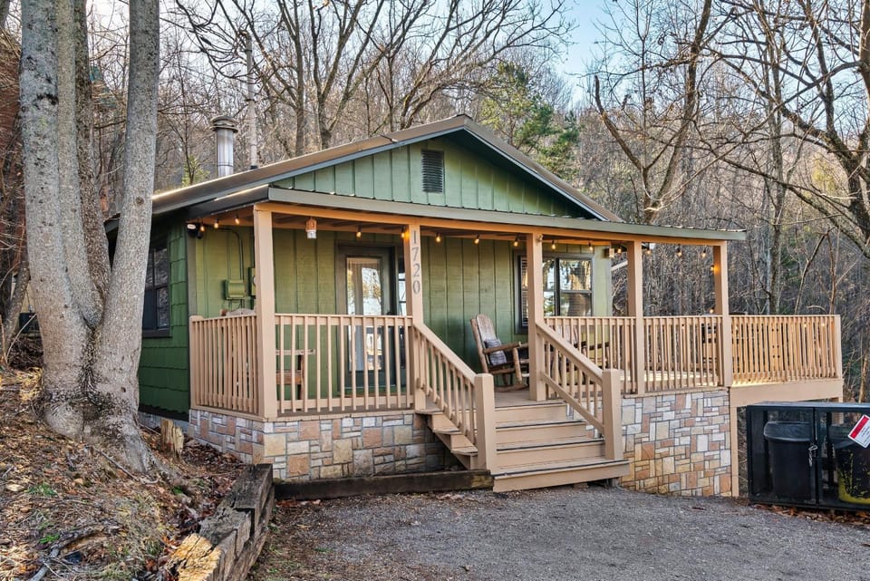 Cabin with Spectacular View with HOT TUB in the Smoky MTNS Cabin in Gatlinburg