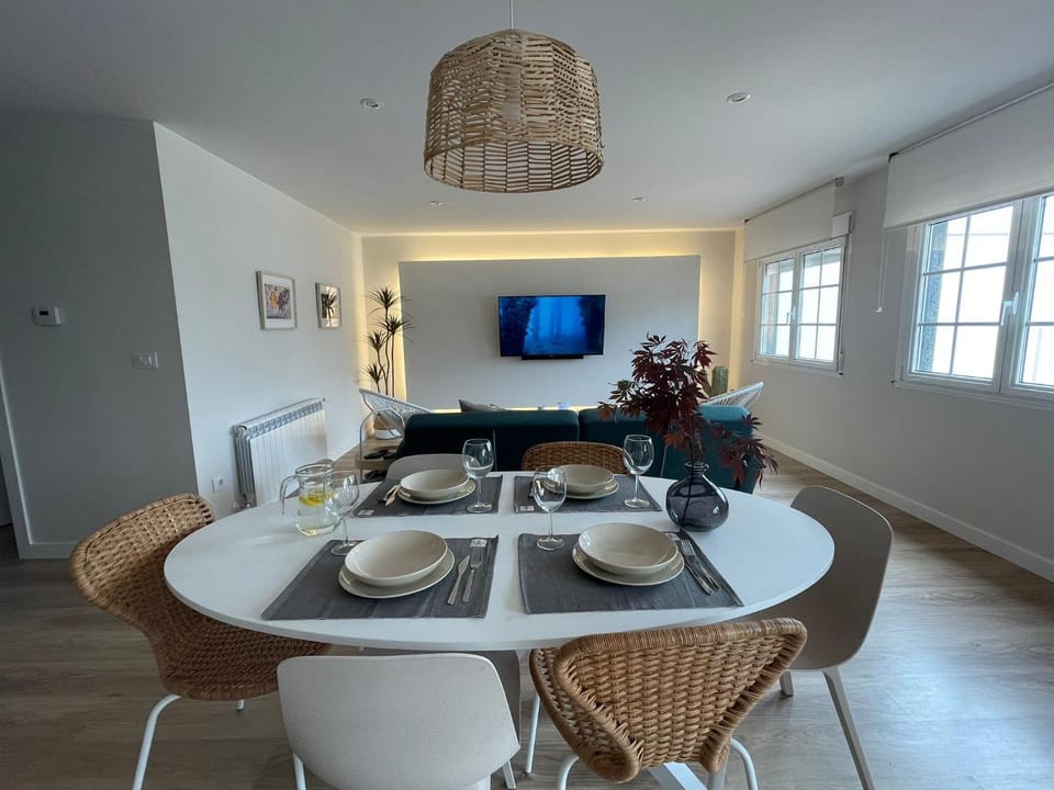 TV and multimedia, Living room, Seating area, Dining area