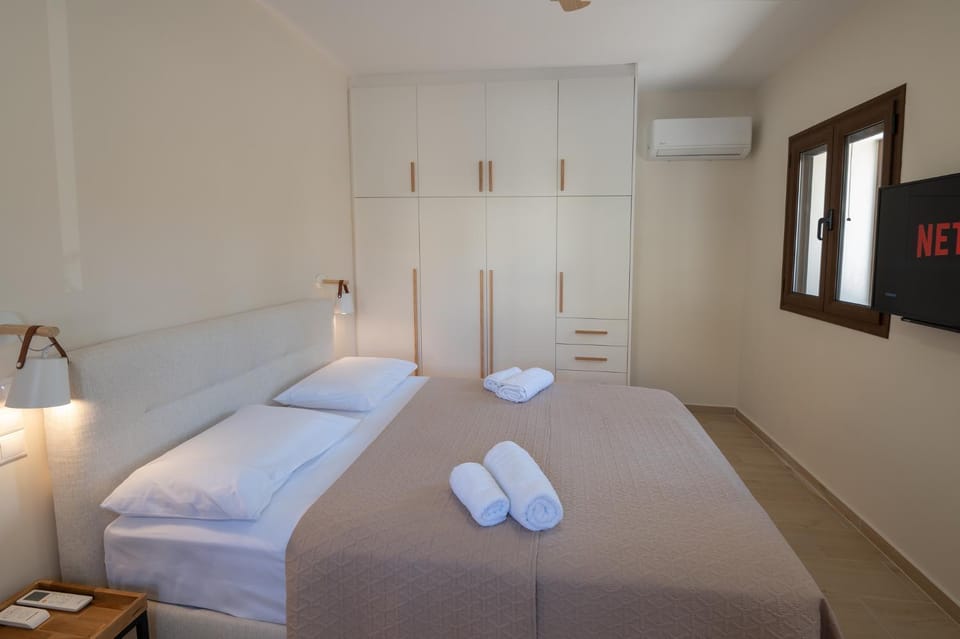 Bed, Photo of the whole room, Bedroom, air conditioner