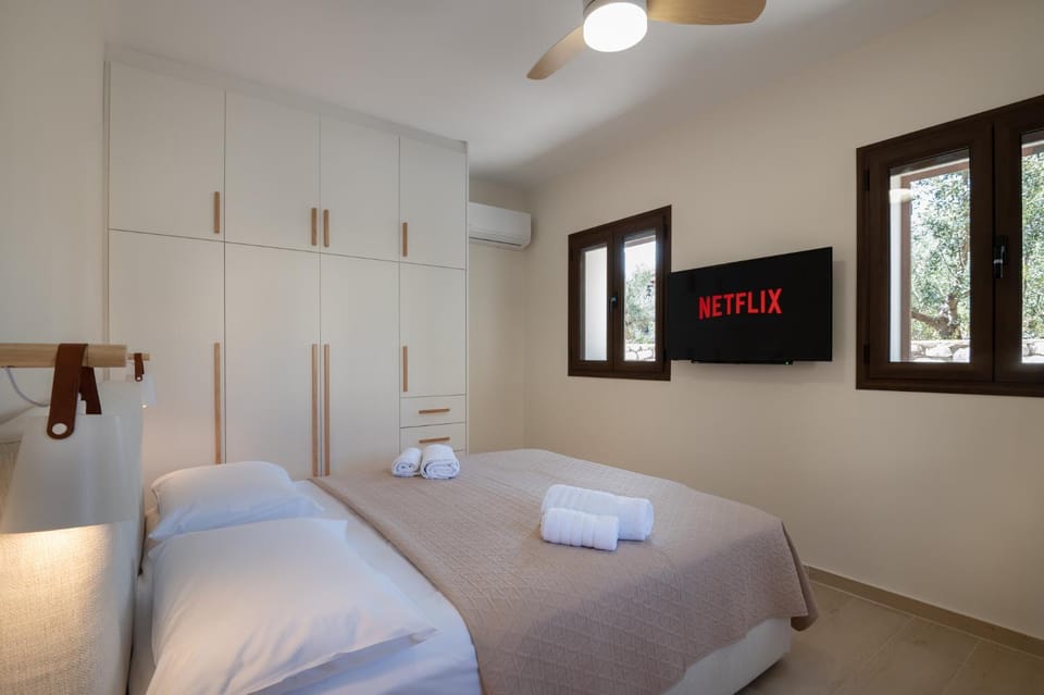Bed, TV and multimedia, Photo of the whole room, Bedroom, towels, air conditioner