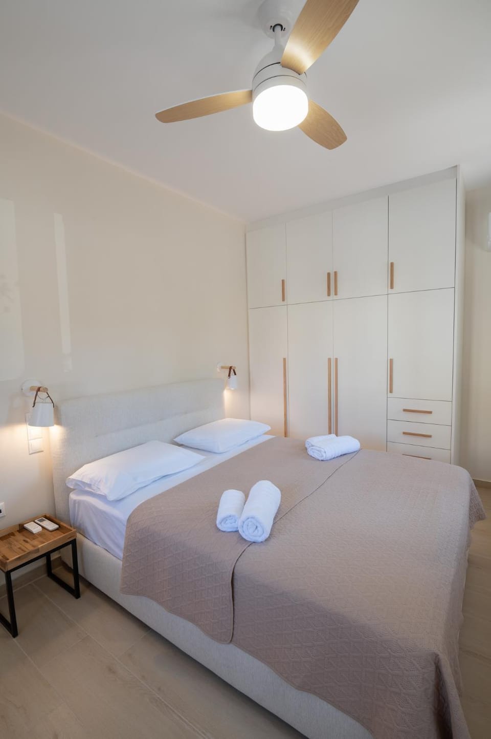 Bed, Photo of the whole room, Bedroom, fireplace