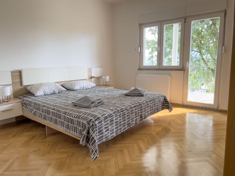 Bed, Photo of the whole room, Bedroom, towels