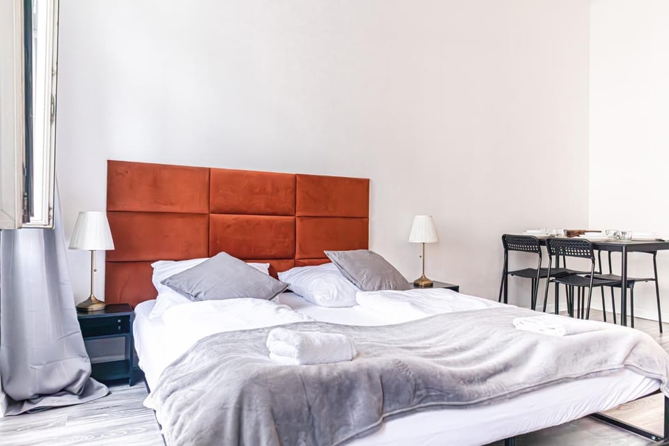 Bed, Seating area, Bedroom