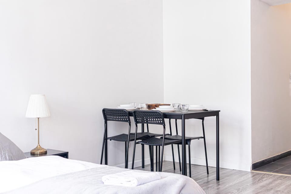 Bed, Dining area, Bedroom