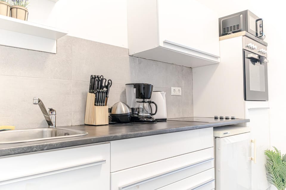 Coffee/tea facilities, Kitchen or kitchenette, stove