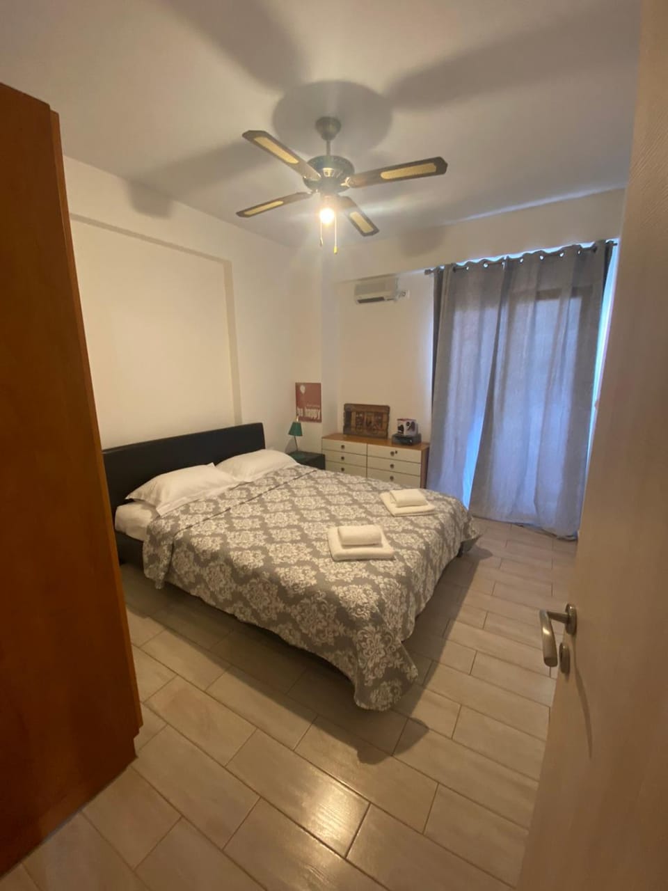 Bed, Photo of the whole room, Bedroom, fireplace