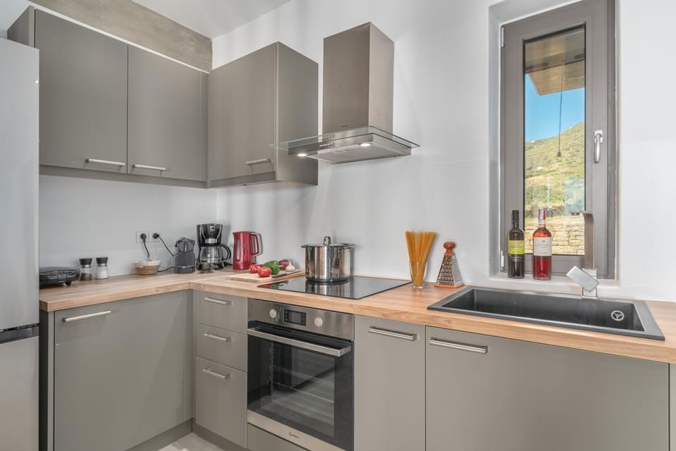 Coffee/tea facilities, Kitchen or kitchenette, dishwasher, oven, stove, toaster