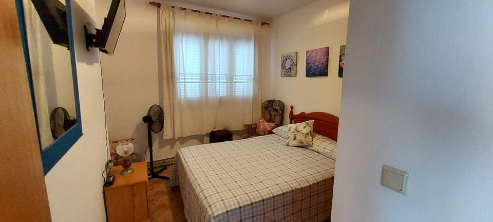 Bed, TV and multimedia, Bedroom