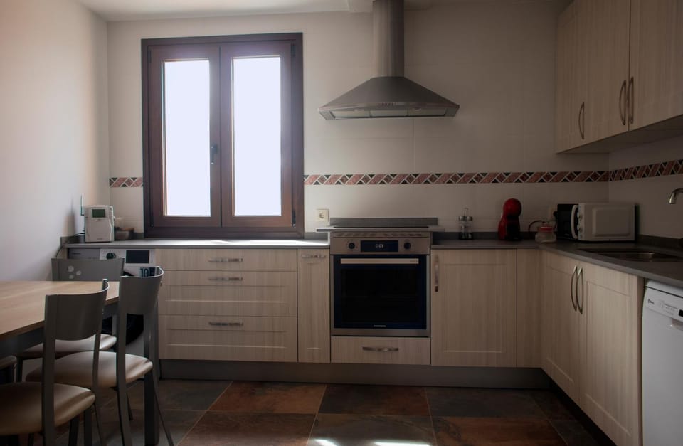 Coffee/tea facilities, Kitchen or kitchenette, Dining area, dishwasher, minibar, pet friendly, stove, toaster