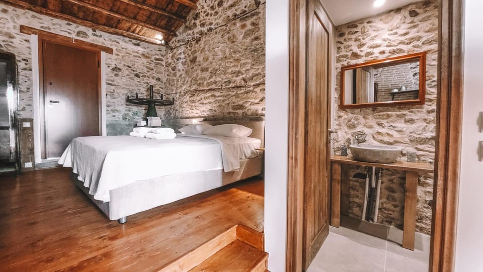 Bed, Bathroom, Photo of the whole room, Bedroom