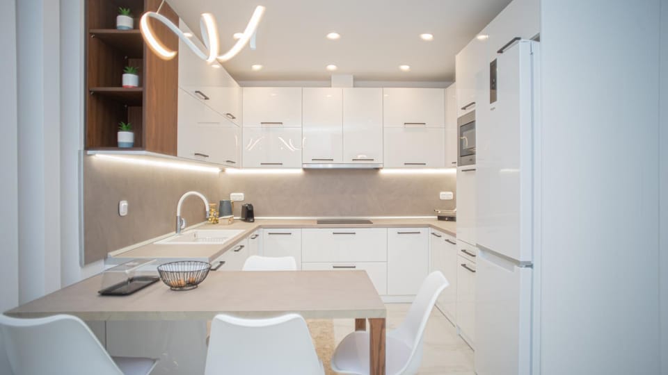 Kitchen or kitchenette, Dining area