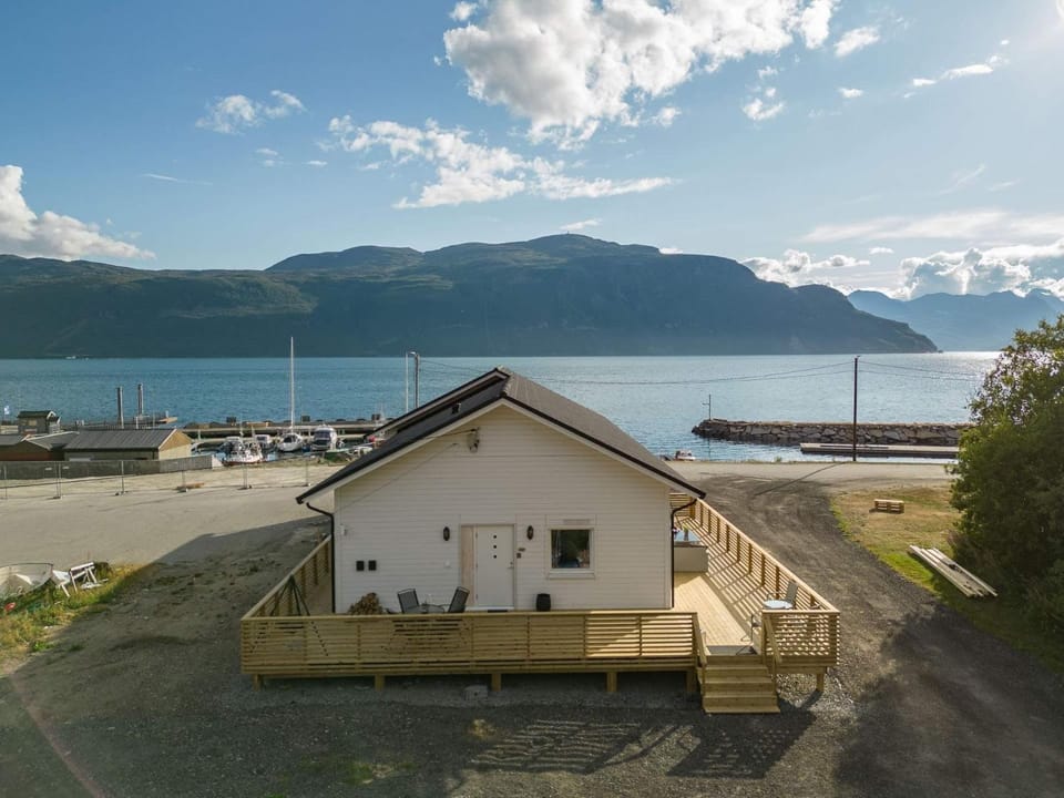 Property building, Day, Natural landscape, Balcony/Terrace, Mountain view, Sea view