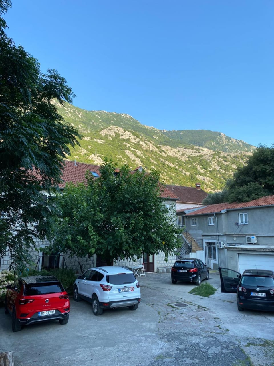 Property building, Natural landscape, Mountain view, Parking