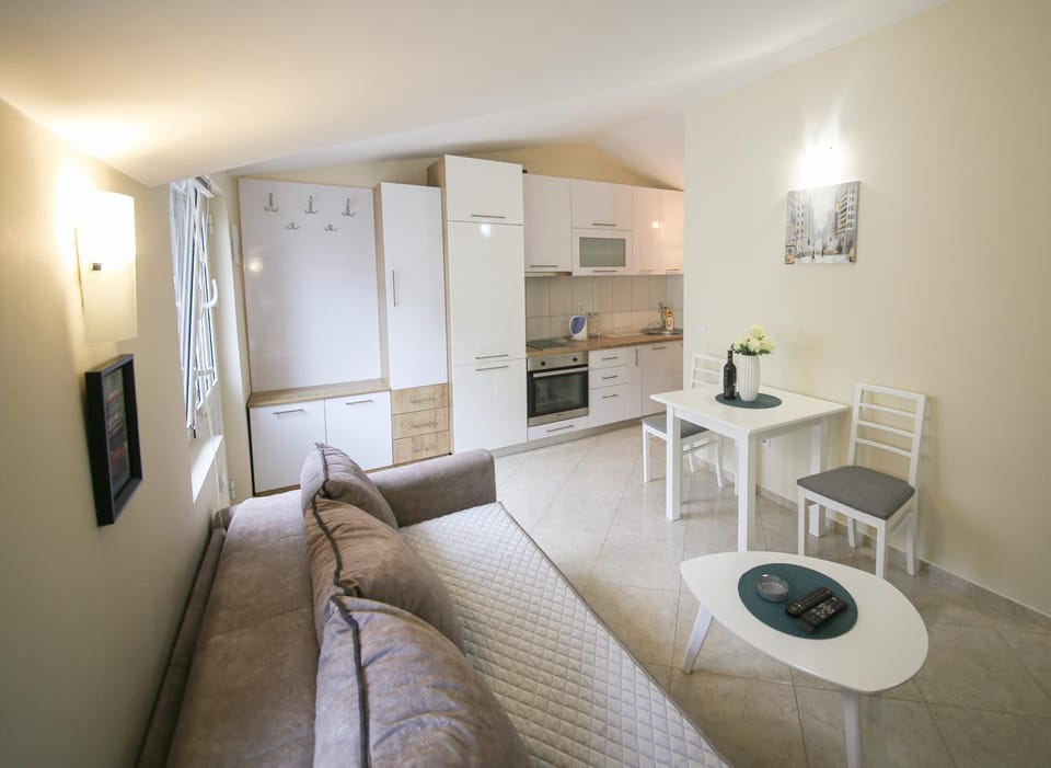 Kitchen or kitchenette, Seating area, Dining area