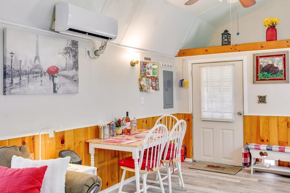 Paris Vacation Rental about 22 Mi to Mount Magazine! House in Arkansas