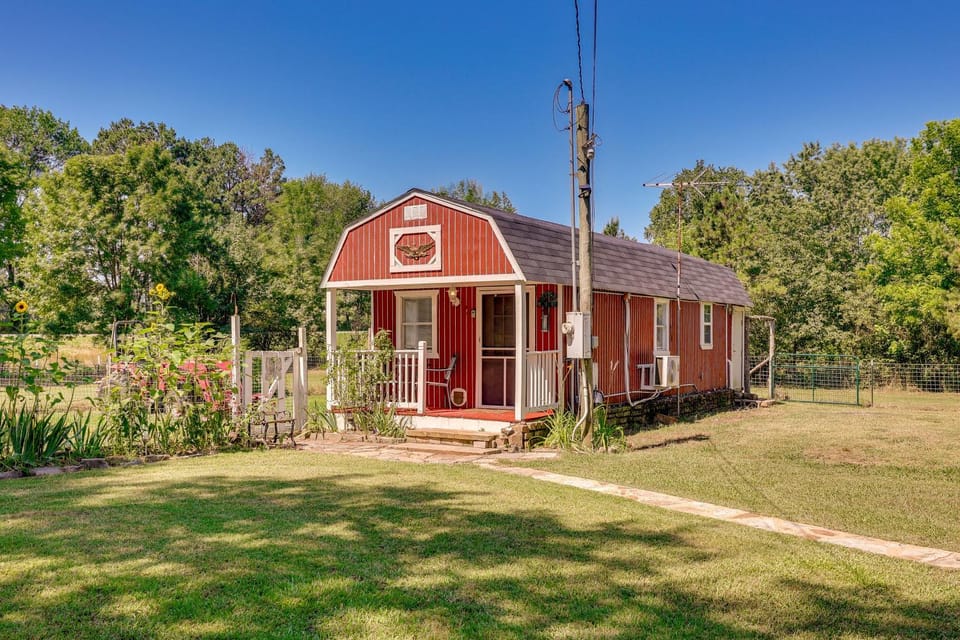 Paris Vacation Rental about 22 Mi to Mount Magazine! House in Arkansas