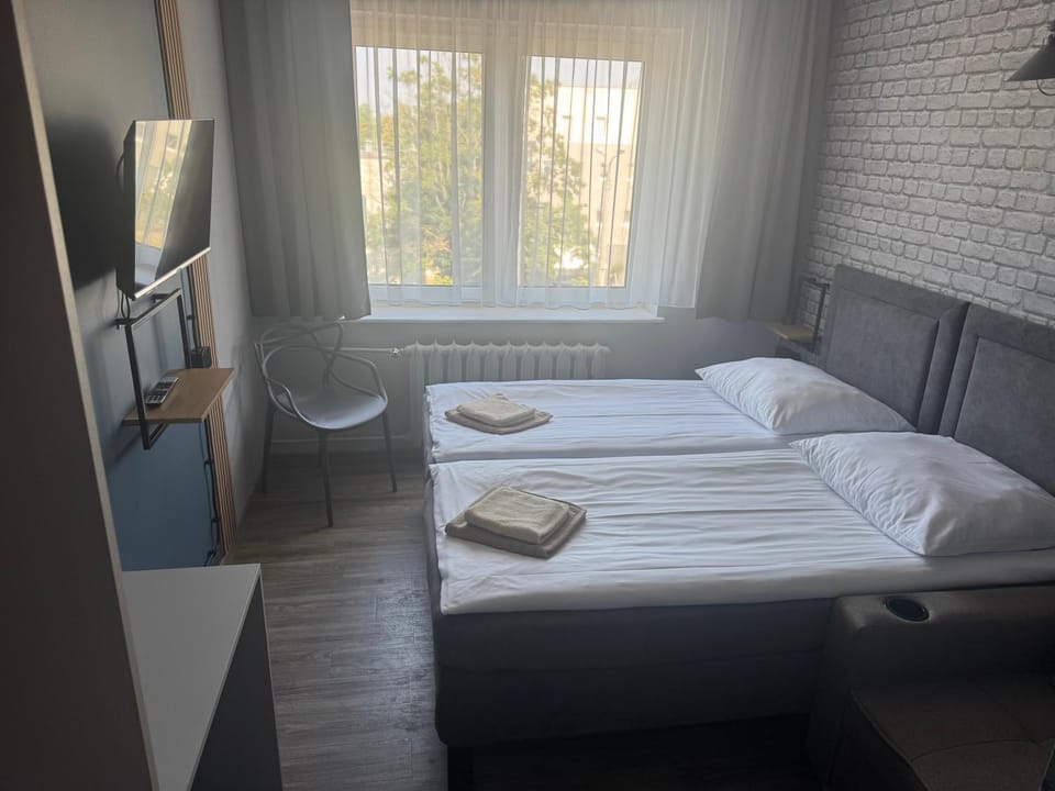 Bed, TV and multimedia, Photo of the whole room, Bedroom, towels