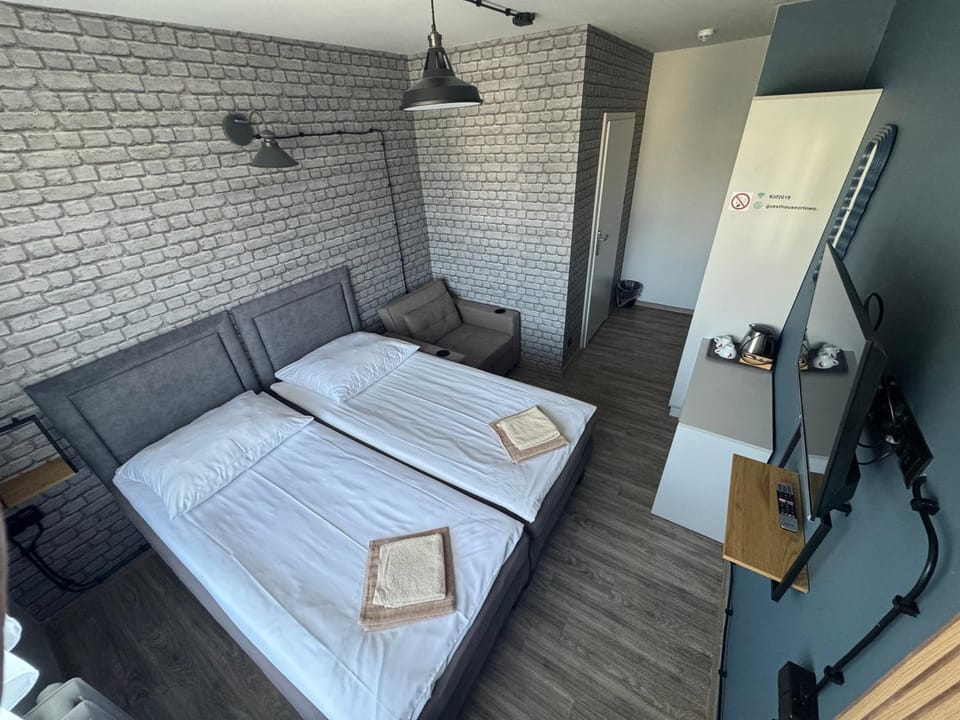 Bed, TV and multimedia, Photo of the whole room, Bedroom, wardrobe