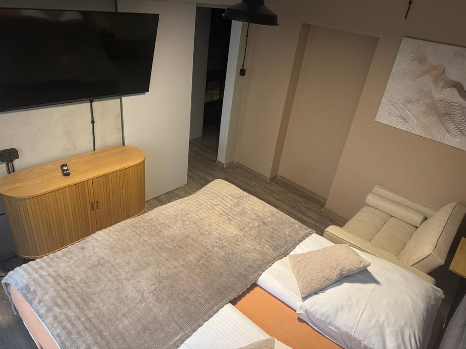 Bed, TV and multimedia, Photo of the whole room, Bedroom, towels