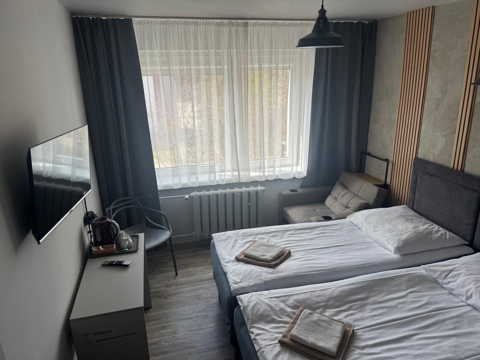 Bed, TV and multimedia, Photo of the whole room, Bedroom, towels