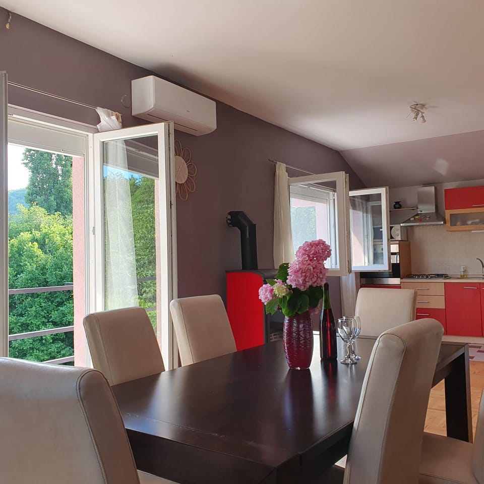 Kitchen or kitchenette, Seating area, Dining area