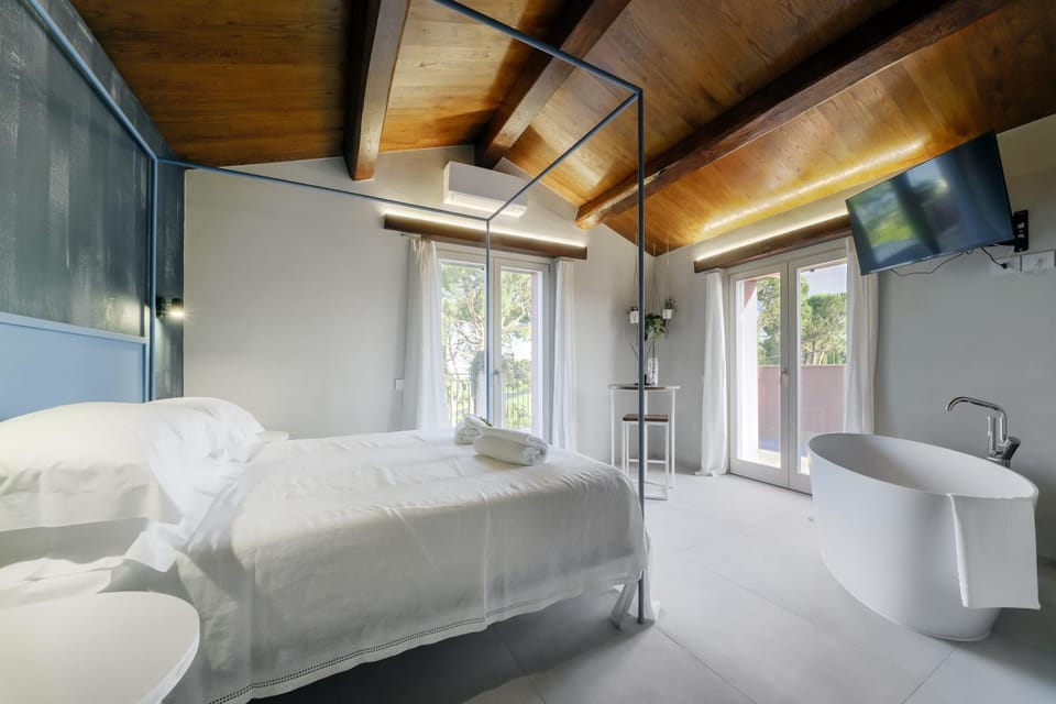 Bed, TV and multimedia, Photo of the whole room, Bedroom, towels
