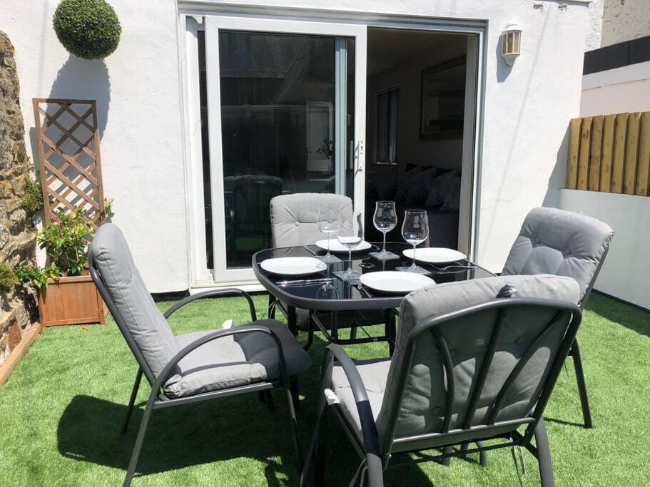 Modern Garden Apartment in a Large Victorian house Apartment in Penzance