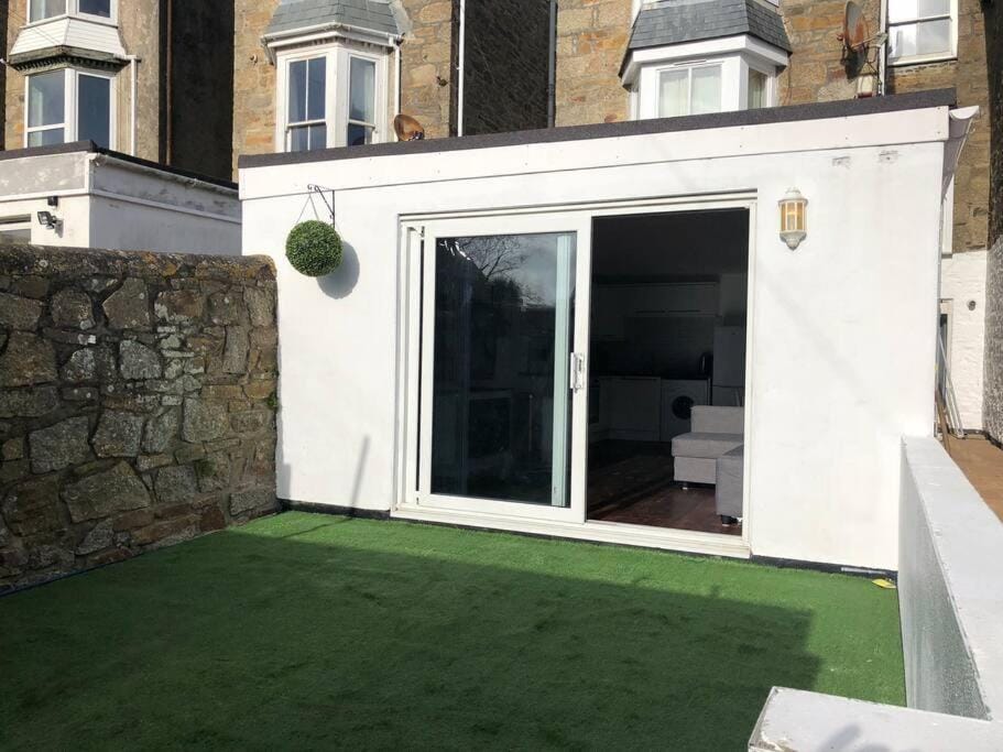 Modern Garden Apartment in a Large Victorian house Apartment in Penzance