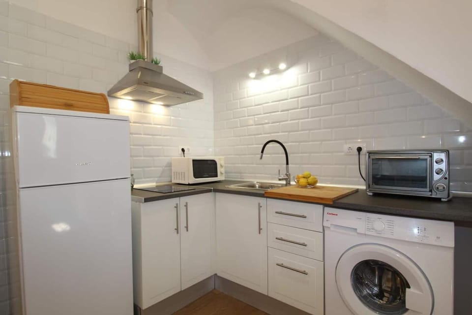 Kitchen or kitchenette, microwave, washing machine, dryer, kitchen