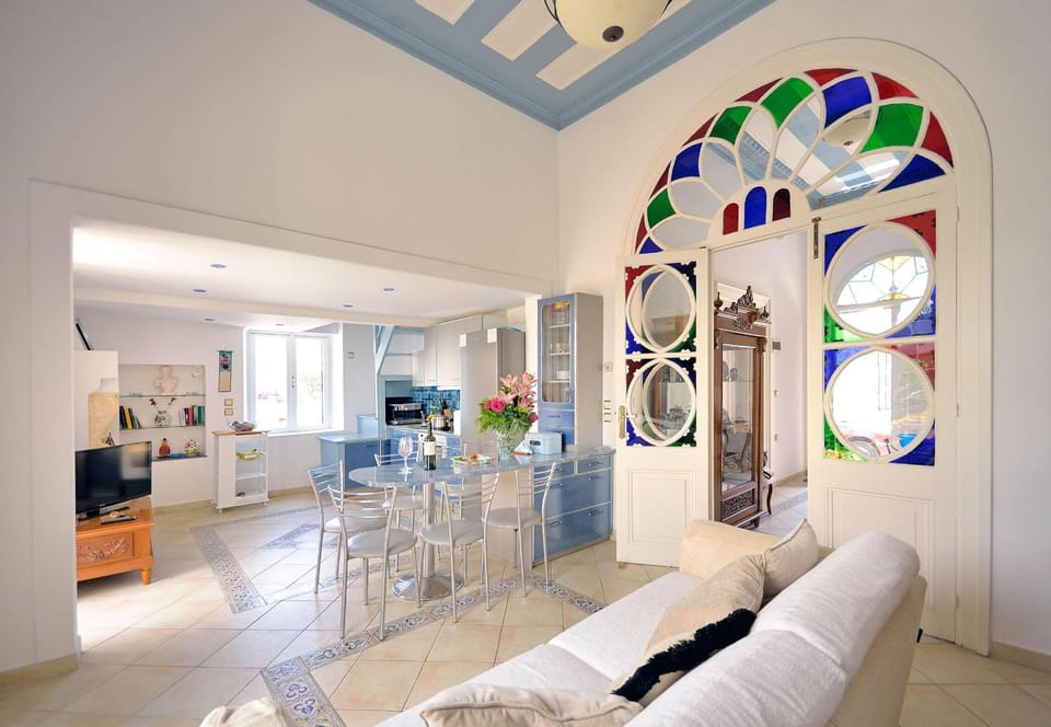 Kitchen or kitchenette, Seating area, Dining area