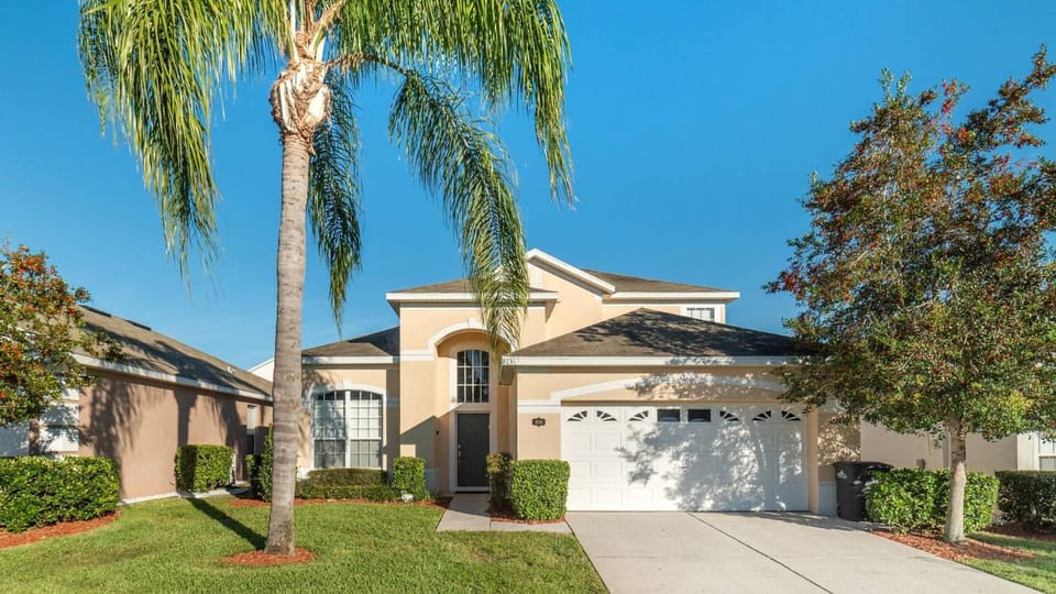 8136 Sun Palm House in Four Corners