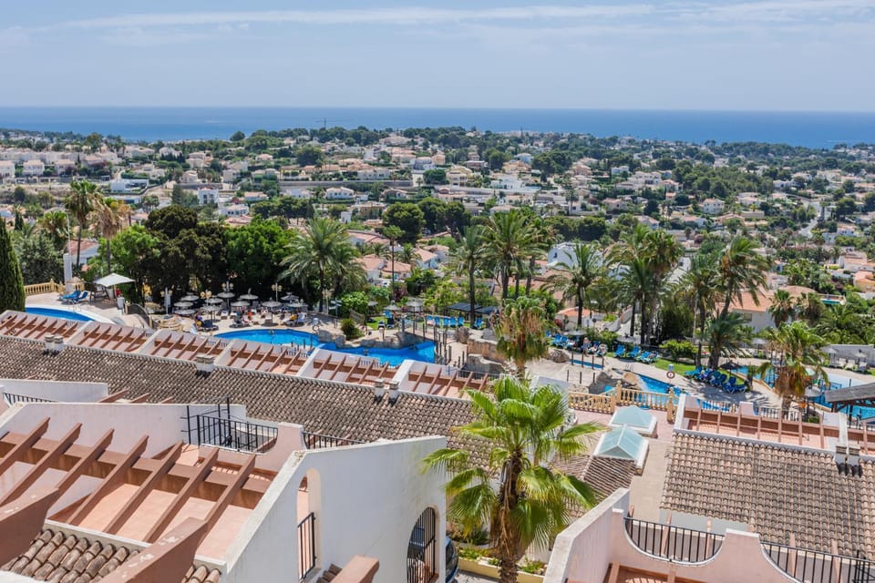 Day, Natural landscape, Bird's eye view, Balcony/Terrace, City view, Pool view, Sea view, Street view, Swimming pool, Location