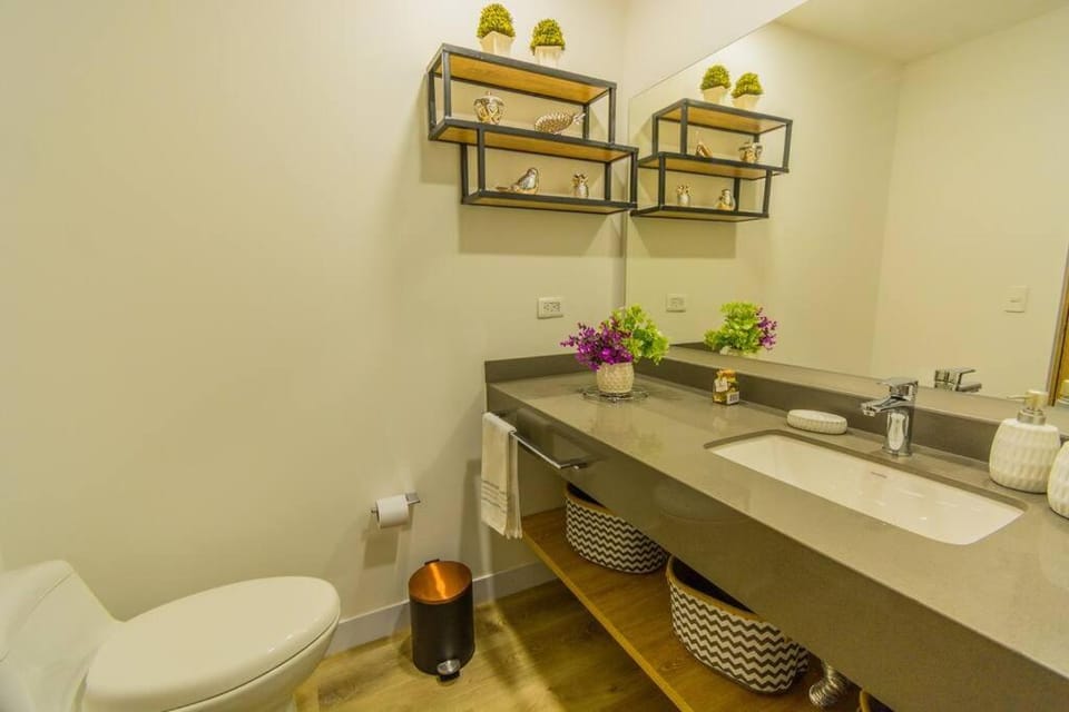Beautiful Suite in El Poblado, coworking, fast wifi Apartment in Medellin