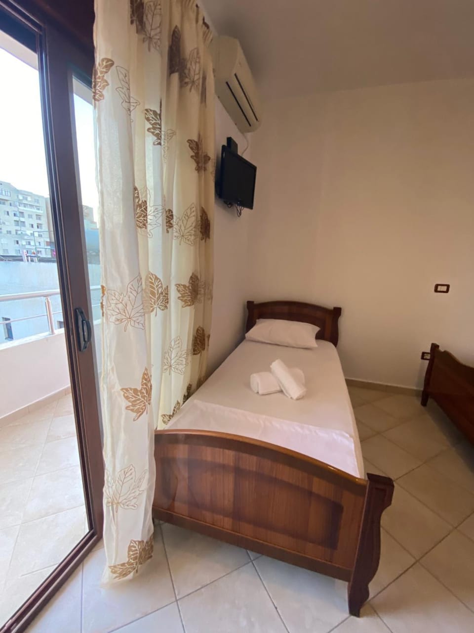 Bed, TV and multimedia, air conditioner