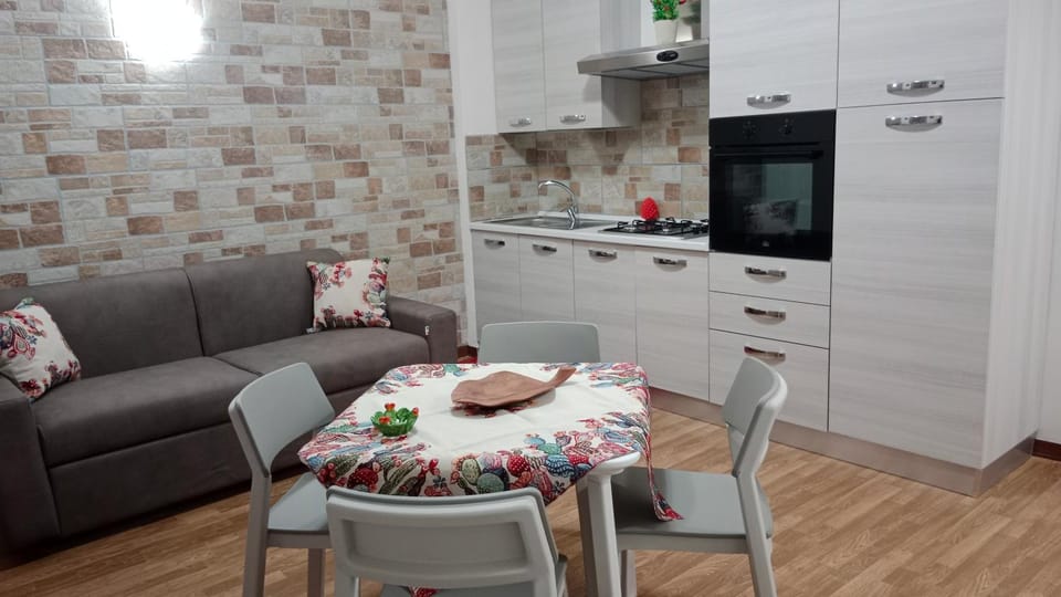 Kitchen or kitchenette, Living room, Seating area, Dining area, oven, stove