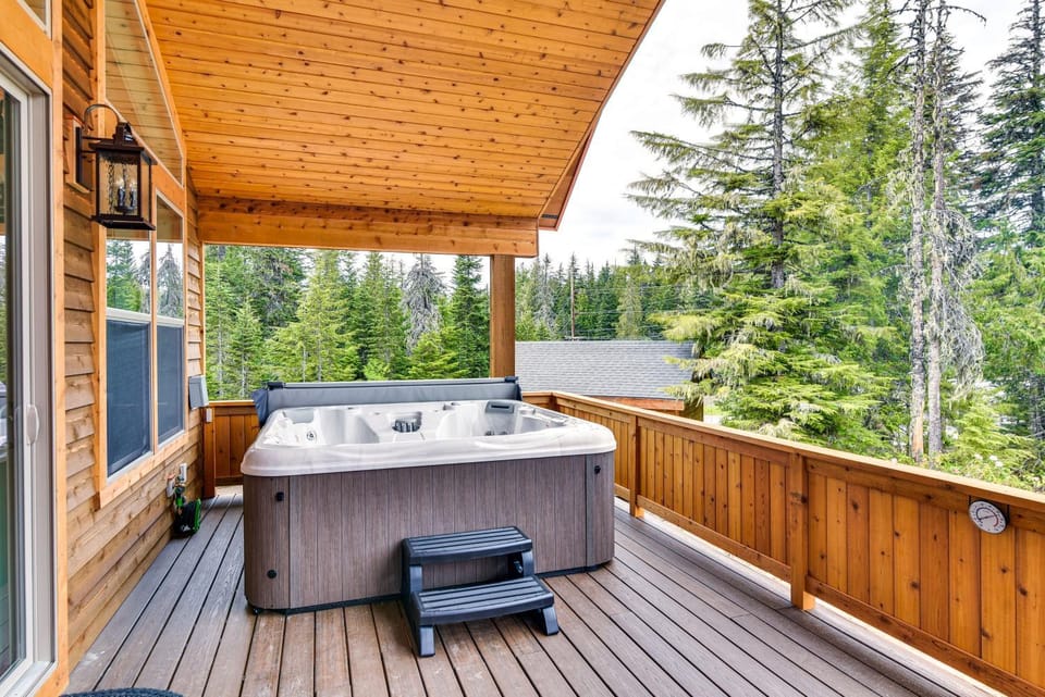 Government Camp Vacation Rental w/ Private Hot Tub House in Clackamas County