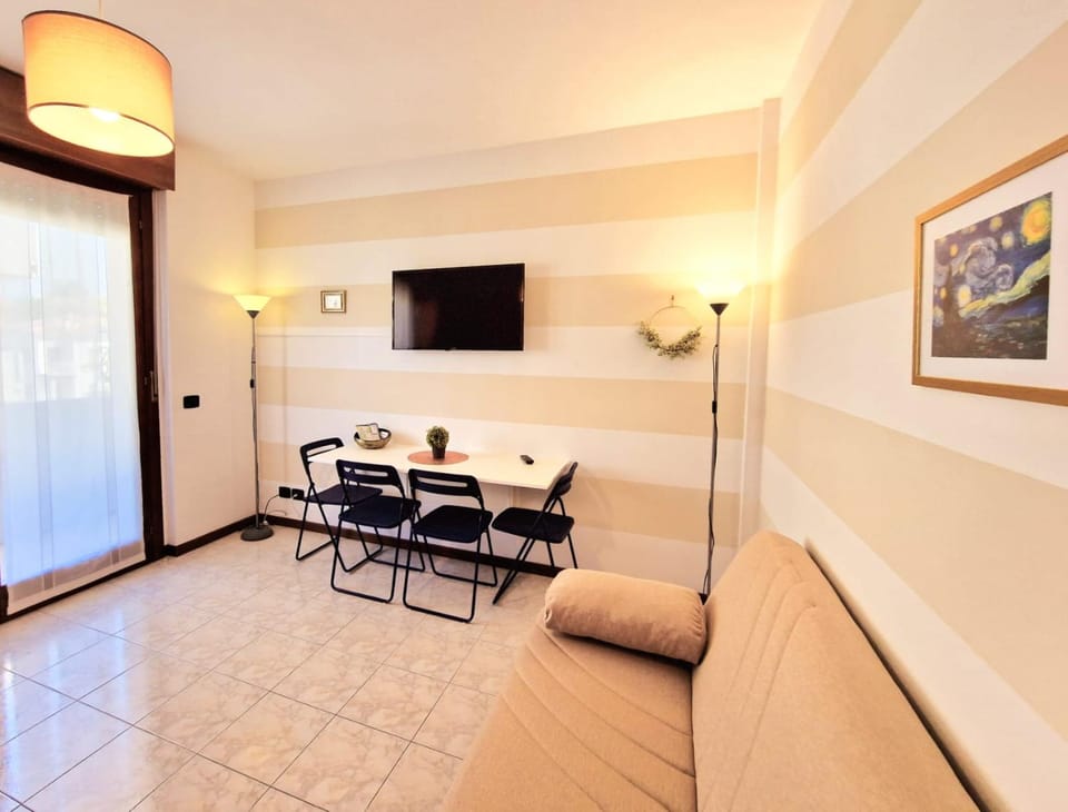 TV and multimedia, Living room, Seating area, Evening entertainment