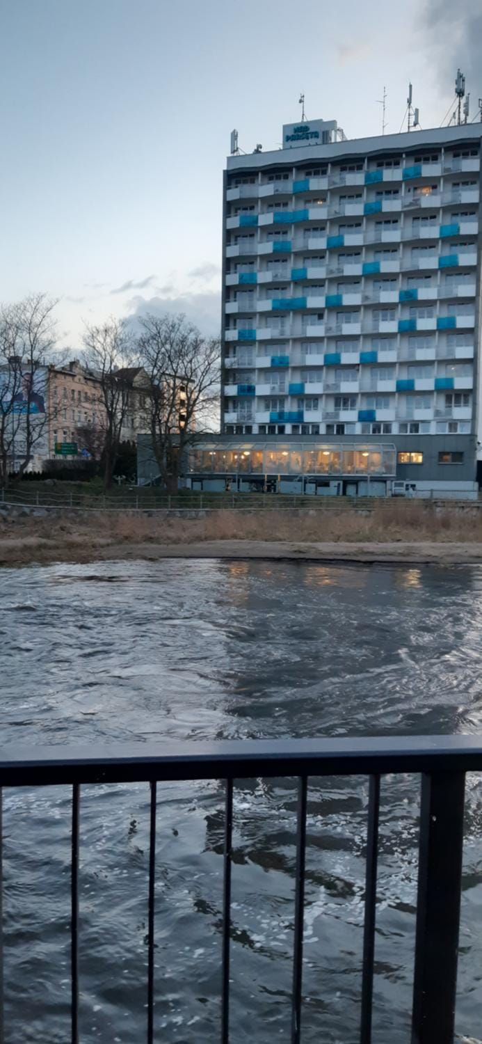 Property building, Restaurant/places to eat, River view