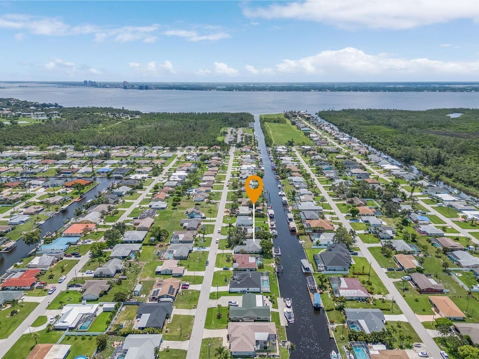Serene canal, three bedrooms and a large pool! - Villa La Brisa Fresca House in Cape Coral