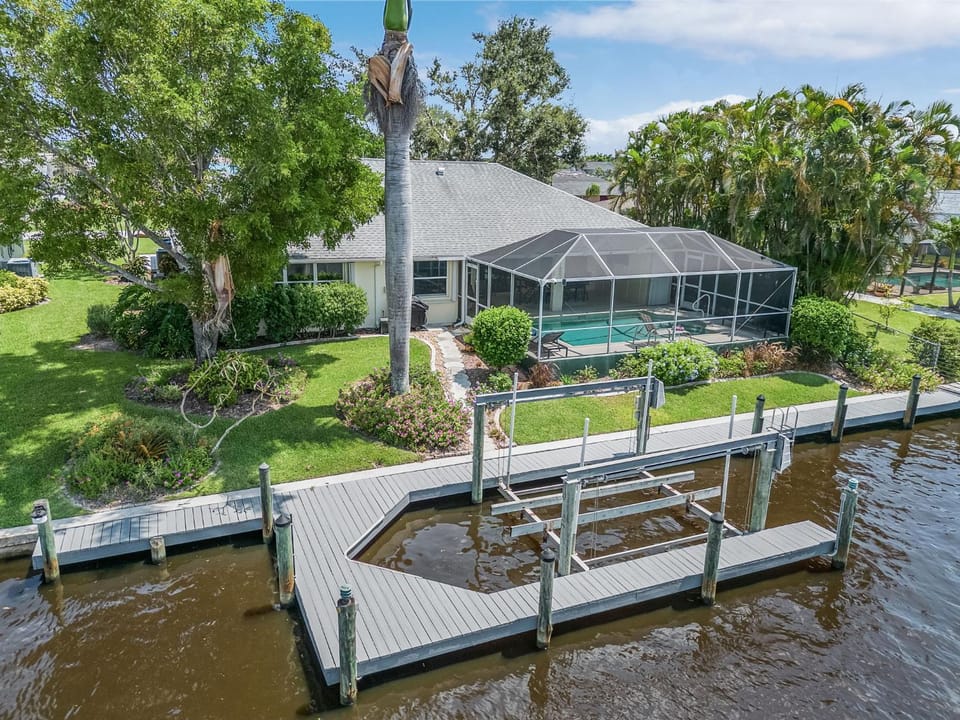 Serene canal, three bedrooms and a large pool! - Villa La Brisa Fresca House in Cape Coral